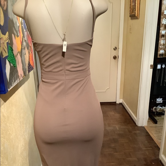 Andy The Anh body-hugging dress. - Picture 5 of 6